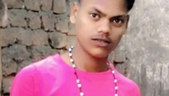 adityapur-crime-आदित्यपुर में क्या फिर से कायम हो रहा ”कट्टा-राज”, सूरज मुंडा हत्याकांड के बाद से पुलिस की सक्रियता पर उठे सवाल, पुलिस अब तक पीट रही लकीर, पीएचडी कॉलोनी बना अपराध का नया अखाड़ा, कहां गए सूरज हत्याकांड के आरोपी बाप-बेटे पूछ रही आदित्यपुर की जनता adityapur-crime-आदित्यपुर में क्या फिर से कायम हो रहा ”कट्टा-राज”, सूरज मुंडा हत्याकांड के बाद से पुलिस की सक्रियता पर उठे सवाल, पुलिस अब तक पीट रही लकीर, पीएचडी कॉलोनी बना अपराध का नया अखाड़ा, कहां गए सूरज हत्याकांड के आरोपी बाप-बेटे पूछ रही आदित्यपुर की जनता