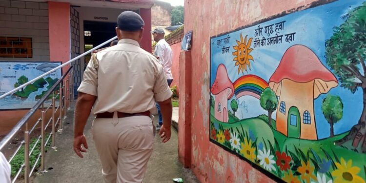 jamshedpur-theft-भालुबासा के हरिजन स्कूल में चोरी, इसी स्कूल से की है केंद्रीय मंत्री अर्जुन मुंडा और पूर्व सीएम रघुवर दास ने पढ़ाई