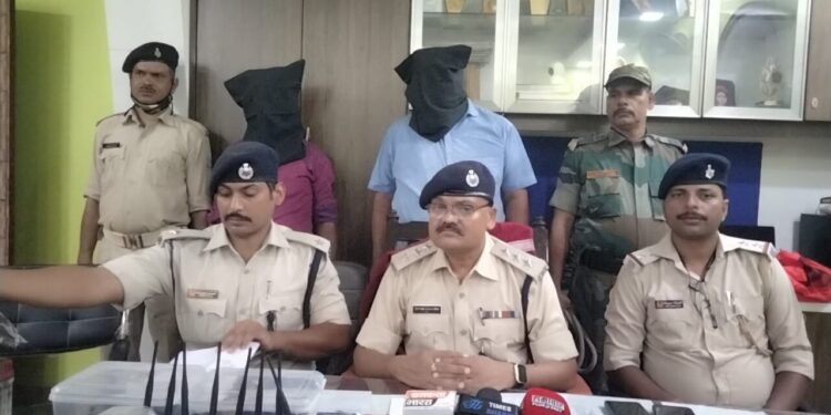 jamshedpur-police-success-जमशेदपुर पुलिस के हत्थे चढ़े बिहार और झारखंड के रहने वाले अलग-अलग दो ठग, मंत्री, पुलिस अफसर बनकर करते थे ठगी, पिस्तौल और हथियार भी बरामद, सीसीटीवी को निष्क्रिय भी ये लोग कर देते थे, जानिये इन दो नटवरलाल को कैसे पुलिस ने धर दबोचा, क्या था इनका ठगी का खेल-देखिये-video jamshedpur-police-success-जमशेदपुर पुलिस के हत्थे चढ़े बिहार और झारखंड के रहने वाले अलग-अलग दो ठग, मंत्री, पुलिस अफसर बनकर करते थे ठगी, पिस्तौल और हथियार भी बरामद, सीसीटीवी को निष्क्रिय भी ये लोग कर देते थे, जानिये इन दो नटवरलाल को कैसे पुलिस ने धर दबोचा, क्या था इनका ठगी का खेल-देखिये-video