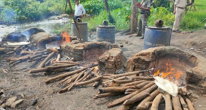 Jamshedpur : हाईवे के ढाबा में बिक रही थी शराब, आबकारी विभाग ने की छापेमारी, शराब जब्त, ढाबा संचालक गया जेल Jamshedpur : हाईवे के ढाबा में बिक रही थी शराब, आबकारी विभाग ने की छापेमारी, शराब जब्त, ढाबा संचालक गया जेल