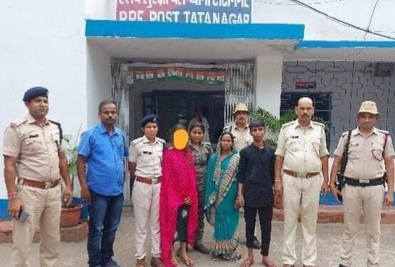 tatanagar-rpf-मुंगेर से भागे प्रेमी युगल टाटानगर स्टेशन में पकड़ाए, मुंगेर पुलिस के हवाले