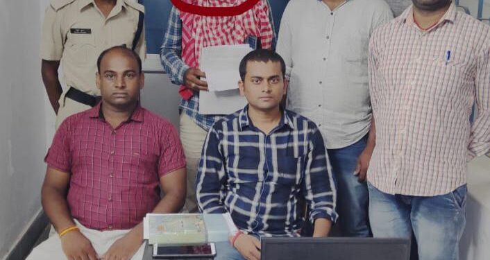 tatanagar-rpf-raid-टाटानगर आरपीएफ को सफलता, सिदगोड़ा में लाखो के रेल टिकट के साथ दलाल गिरफ्तार tatanagar-rpf-raid-टाटानगर आरपीएफ को सफलता, सिदगोड़ा में लाखो के रेल टिकट के साथ दलाल गिरफ्तार
