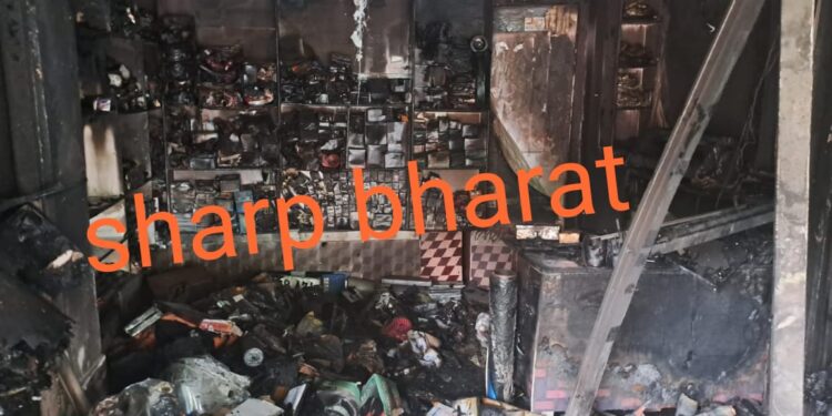saraikela-fire-सरायकेला-राजनगर मार्ग की दुकान में लगी आग. लाखों का नुक्सान