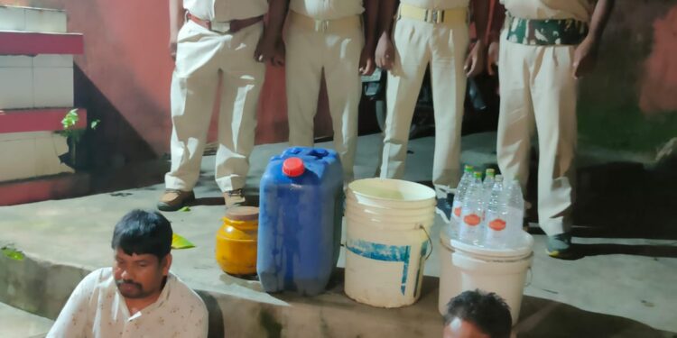 Jamshedpur : जमशेदपुर के विभिन्न थाना क्षेत्रों में अवैध शराब बिक्री स्थलों पर छपामारी, दो गिरफ्तार, एक फरार Jamshedpur : जमशेदपुर के विभिन्न थाना क्षेत्रों में अवैध शराब बिक्री स्थलों पर छपामारी, दो गिरफ्तार, एक फरार