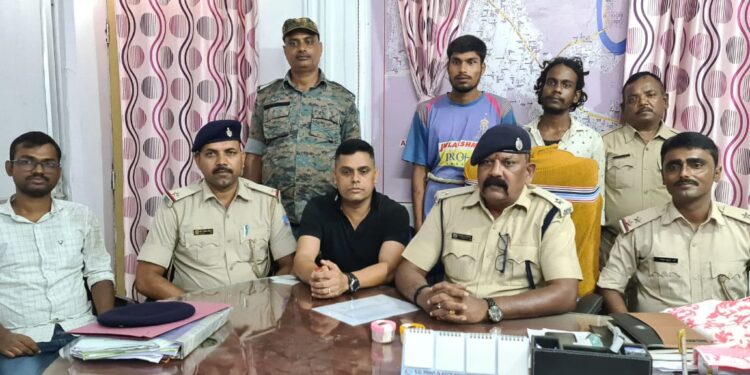 Adityapur-police-Double-Success : आदित्यपुर पुलिस को मिली दोहरी सफलता, मुस्लिम बस्ती से 35 पुड़िया ब्राउन शुगर के साथ दो पैडलर गिरफ्तार, रंगदरी मांगने के मामले में दो अन्य आरोपी धराये, भेजे गये जेल