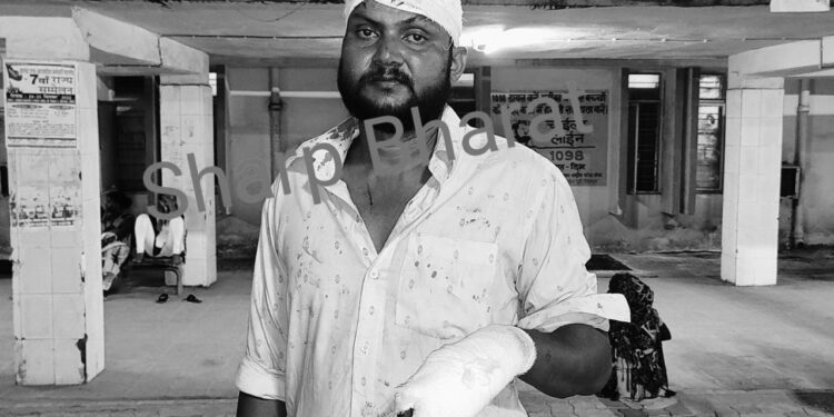 Jamshedpur : सीतारामडेरा के भुइयांडीह ग्वाला बस्ती में विवाहिता को नहीं रखने के विवाद में युवक पर तलवार से हमला, गंभीर रूप से घायल
