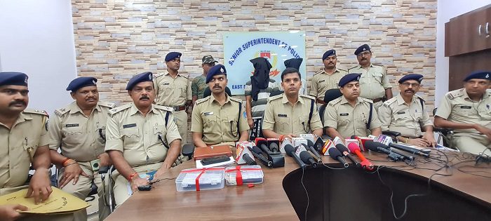 Jamshedpur-Police-Big-Success : जमशेदपुर पुलिस ने किया अंतर्राज्यीय लुटेरा गिरोह का पर्दाफाश, मानगो में बैंक डकैती व बिष्टुपुर में 32 लाख रुपये लूट कांड का खुलासा, दो गिरफ्तार, एक को पहले ही गिरफ्तार कर जेल भेज चुकी है पुलिस-Video Jamshedpur-Police-Big-Success : जमशेदपुर पुलिस ने किया अंतर्राज्यीय लुटेरा गिरोह का पर्दाफाश, मानगो में बैंक डकैती व बिष्टुपुर में 32 लाख रुपये लूट कांड का खुलासा, दो गिरफ्तार, एक को पहले ही गिरफ्तार कर जेल भेज चुकी है पुलिस-Video