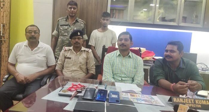 Jamshedpur : सिदगोड़ा के चंपिया कॉलोनी में चोरी मामले का पुलिस ने किया खुलासा, आरोपी को गिरफ्तार कर भेजा जेल Jamshedpur : सिदगोड़ा के चंपिया कॉलोनी में चोरी मामले का पुलिस ने किया खुलासा, आरोपी को गिरफ्तार कर भेजा जेल