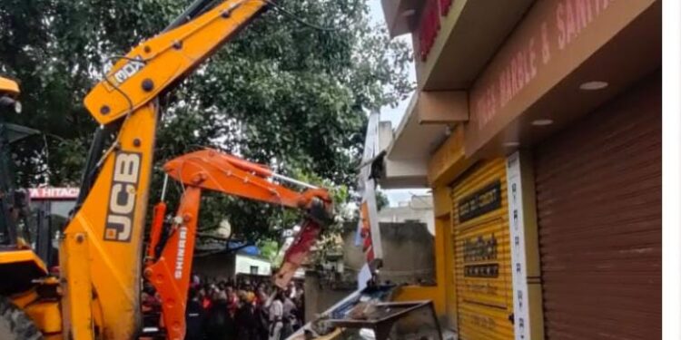 jamshedpur-police-BIG-action-जमशेदपुर पुलिस ने विरोध के बीच चापड़बाजी करने वाले राजू सिंह के दुकान और मकान पर चलाया बुल्डोजर, विरोध में आयी महिलाएं खदेड़ी गयी, देखिये-video, राजकुमार समेत अन्य गिरफ्तार