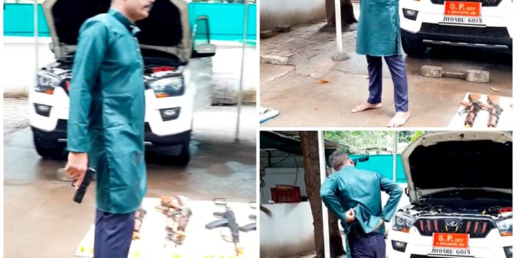 jamshedpur-police-viral-video-जमशेदपुर के सिटी एसपी के बॉडीगार्ड एसपी ऑफिस में पिस्तौल लहराते हुए भोजपुरी गाने पर लगाये ठुमके, देखिये-video-कैसे जमीन पर एसएलआर और एके 47 जैसे हथियार रखकर अपने पिस्तौल को लहरा रहा बॉडीगार्ड, वरीय अधिकारी बोल रहे है, यह अपराध नहीं, हर जगह हो रही वायरल वीडियो को लेकर थू-थू-video jamshedpur-police-viral-video-जमशेदपुर के सिटी एसपी के बॉडीगार्ड एसपी ऑफिस में पिस्तौल लहराते हुए भोजपुरी गाने पर लगाये ठुमके, देखिये-video-कैसे जमीन पर एसएलआर और एके 47 जैसे हथियार रखकर अपने पिस्तौल को लहरा रहा बॉडीगार्ड, वरीय अधिकारी बोल रहे है, यह अपराध नहीं, हर जगह हो रही वायरल वीडियो को लेकर थू-थू-video