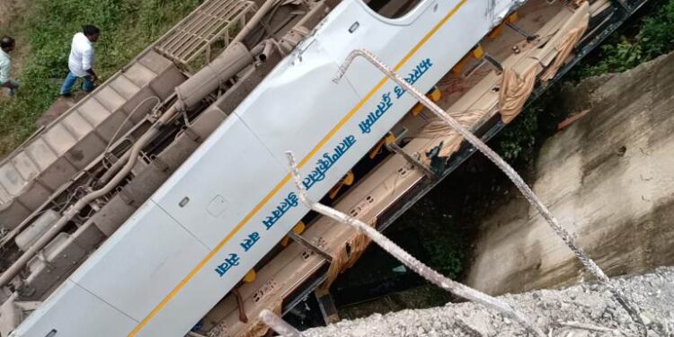 jharkhand-big-bus-accident-झारखंड में बड़ा हादसा, सिख समुदाय के श्रद्धालुओं को रांची लेकर जा रही बस हजारीबाग के पास पुल से नीचे गिरी, 5 की मौत, तीन दर्जन यात्री गंभीर-देखिये-video