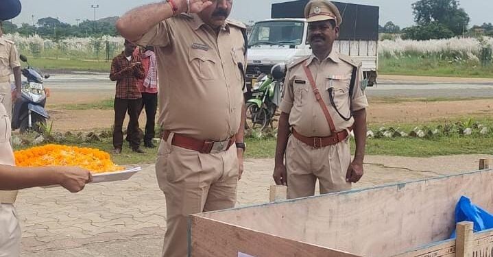 saraikela-police-administration-सरायकेला-कांड्रा में सड़क हादसे में मारे गये डीसी के बॉडीगार्ड को दी गयी अंतिम विदायी, डीसी और एसपी ने भी दी सलामी, अश्रुपूर्ण विदाई