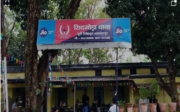 jamshedpur-baridih-area-न्यू बारीडीह के कंपनी क्वार्टरों में हो रही चोरी रोकने को लेकर सिदगोड़ा थानेदार के पास पहुंचे लोग, सिदगोड़ा थाना प्रभारी ने लिया एक्शन, लगातार गश्ती की टीम तैनात