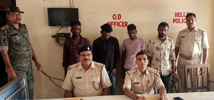 Saraikela-Gamharia : गम्हरिया में छिनतई करनेवाले गिरोह के चार सदस्य चोरी की बाइक व स्कूटी के साथ गिरफ्तार, भेजा गया जेल Saraikela-Gamharia : गम्हरिया में छिनतई करनेवाले गिरोह के चार सदस्य चोरी की बाइक व स्कूटी के साथ गिरफ्तार, भेजा गया जेल