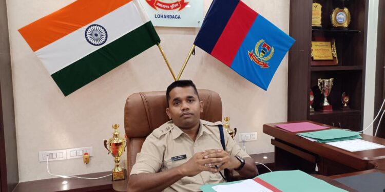 Lohardaga-rape-case : लोहरदगा दुष्कर्म मामले के दोनों आरोपी जवान को पुलिस ने किया गिरफ्तार Lohardaga-rape-case : लोहरदगा दुष्कर्म मामले के दोनों आरोपी जवान को पुलिस ने किया गिरफ्तार