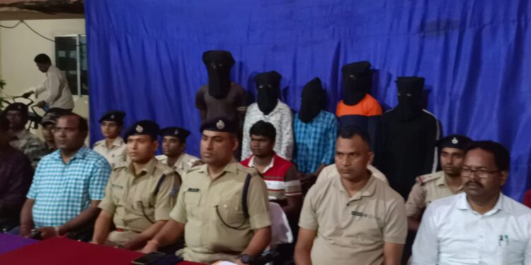 West-singhbhum-police-success- चाईबासा में सॉफ्टवेयर इंजीनियर युवती से गैंगरेप के मामले का खुलासा, दो नाबालिग समेत सात गिरफ्तार West-singhbhum-police-success- चाईबासा में सॉफ्टवेयर इंजीनियर युवती से गैंगरेप के मामले का खुलासा, दो नाबालिग समेत सात गिरफ्तार