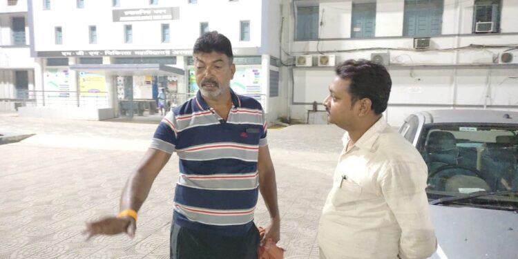 jamshedpur : भुईयाडीह बाबूडीह छठ घाट पर सीमेंट के बिजली पोल हटाने पहुंचे कर्मी पर अराजक तत्वों ने किया हमला, हालत गंभीर-Video jamshedpur : भुईयाडीह बाबूडीह छठ घाट पर सीमेंट के बिजली पोल हटाने पहुंचे कर्मी पर अराजक तत्वों ने किया हमला, हालत गंभीर-Video