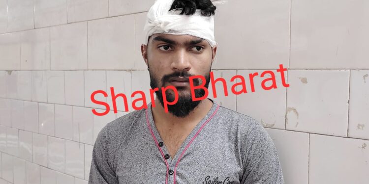 jamshedpur-police-criminal-nexus-गालूडीह में काली पूजा विसर्जन के दौरान एक अपराधी ने हमला कर एक युवक को मारा चाकू, अपराधी का भी मारपीट में पैर टूटा, समझौते के लिए दो लाख रुपए मांग रहा अपराधी, पुलिस पर अपराधी को साथ देने का आरोप