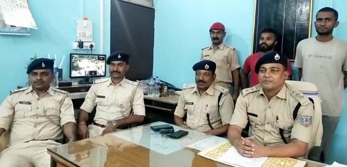 Jharkhand-Police-Success : रांची-जमशेदपुर हाईवे पर बुंडू में जमशेदपुर आ रहे सुधा दूध में मिलावट करते 2 लोग गिरफ्तार, टैंकर से दूध निकालकर मिला रहे थे पानी-Video Jharkhand-Police-Success : रांची-जमशेदपुर हाईवे पर बुंडू में जमशेदपुर आ रहे सुधा दूध में मिलावट करते 2 लोग गिरफ्तार, टैंकर से दूध निकालकर मिला रहे थे पानी-Video