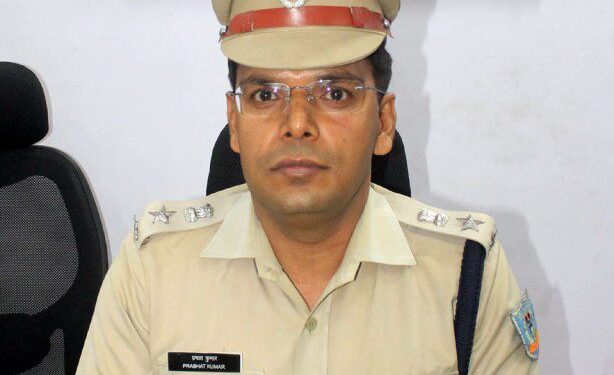jamshedpur-sakchi-police-station-hungama-साकची थाना के हंगामा पर जमशेदपुर एसएसपी प्रभात कुमार ने बताई पूरी कहानी, एसएसपी का दावा-पुलिस ने कृष्णा मुखी को छुआ तक नहीं, पिटाई के आरोप निराधार, हेलमेट चेकिंग नहीं रैश ड्राईविंग में पकड़ा गया था कृष्णा का भाई कार्तिक, कृष्णा का हो चुका है ऑपरेशन, पढ़िए एसएसपी ने पूरे मामले पर क्या कहा
