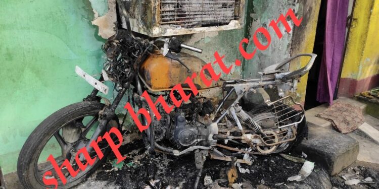 jamshedpur-crime-बर्मामाइंस में असामाजिक तत्वों ने बाइक में आग लगाई, पुरानी दुश्मनी में घटना को दिया अंजाम-देखिये-video