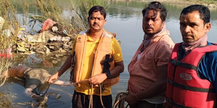 jamshedpur-drowning-case-कदमा खरकई नदी के किनारे से मिला शव, कदमा के ही रहने वाले है मृतक jamshedpur-drowning-case-कदमा खरकई नदी के किनारे से मिला शव, कदमा के ही रहने वाले है मृतक