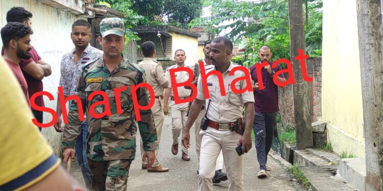 jamshedpur-firing-उलीडीह में फिर अपराधियों ने एक घर पर की फायरिंग, एक घायल-देखिये-video-फायरिंग कर भाग रहे अपराधी को पुलिस ने पकड़ लिया, इनकाउंटर की बनी स्थिति के बाद अपराधी शोले पकड़ाया, एक भागने में कामयाब, देखिये-तस्वीरें jamshedpur-firing-उलीडीह में फिर अपराधियों ने एक घर पर की फायरिंग, एक घायल-देखिये-video-फायरिंग कर भाग रहे अपराधी को पुलिस ने पकड़ लिया, इनकाउंटर की बनी स्थिति के बाद अपराधी शोले पकड़ाया, एक भागने में कामयाब, देखिये-तस्वीरें