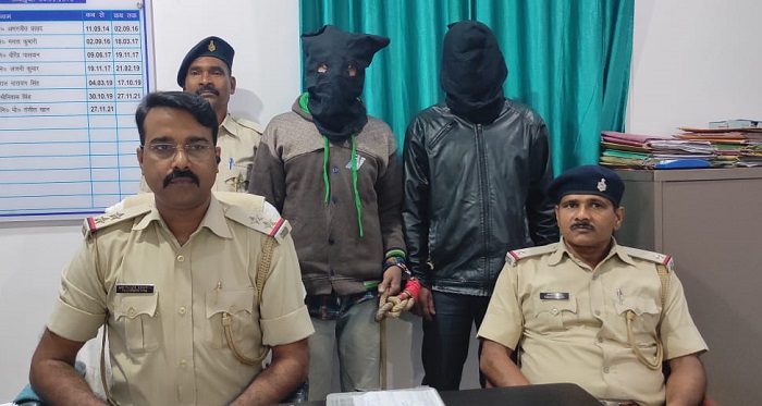 Adityapur : आदित्यपुर में वृद्ध पर चाकू से जानलेवा हमला मामले में दो गिरफ्तार, पुलिस ने भेजा जेल Adityapur : आदित्यपुर में वृद्ध पर चाकू से जानलेवा हमला मामले में दो गिरफ्तार, पुलिस ने भेजा जेल