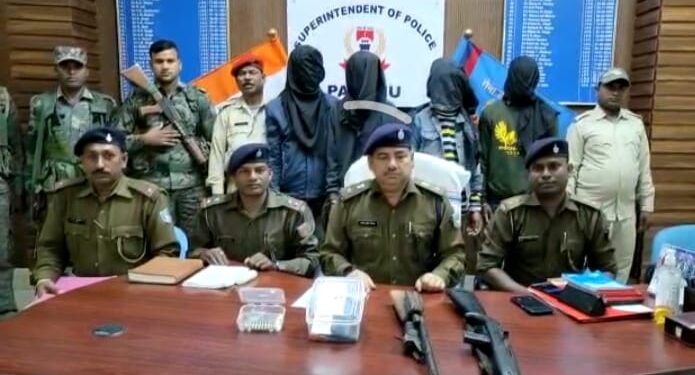 Palamu-police-success : पलामू के देवरी मुख्य बाजार में वाहन चेकिंग के दौरान पुलिस को मिली बड़ी सफलता, चार हथियार तस्कर गिरफ्तार, दो राइफल और आठ जिंदा कारतूस बरामद-Video