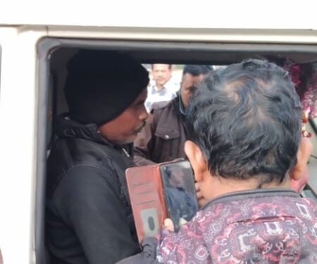 jamshedpur-police-success-मानगो चौक पर मछली गाड़ी से 300 पुड़िया नशीली पदार्थ के साथ दो लोग पकड़ाए, पुलिस कर रही है पूछताछ