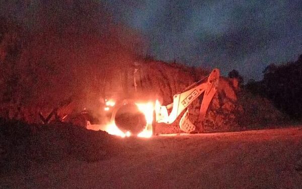 Latehar : लातेहार : तीसरी रेल लाइन निर्माण कार्य में लगी कंपनी साइट पर माओवादी हमला, कर्मियों को बनाया बंधक, वाहनों को फूंका-Video Latehar : लातेहार : तीसरी रेल लाइन निर्माण कार्य में लगी कंपनी साइट पर माओवादी हमला, कर्मियों को बनाया बंधक, वाहनों को फूंका-Video