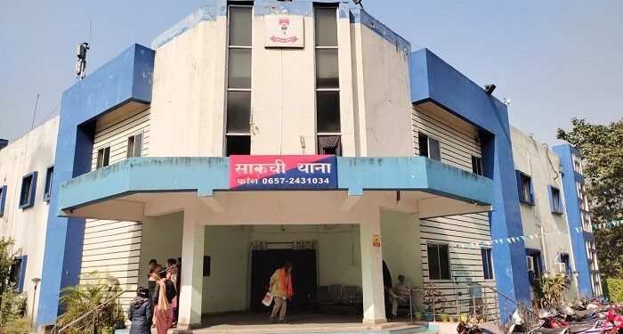 Jamshedpur-accused-arrested : कोर्ट हाजत से दो बदमाशों को भागने में मदद करने वाला युवक साकची में चापड़ के साथ गिरफ्तार Jamshedpur-accused-arrested : कोर्ट हाजत से दो बदमाशों को भागने में मदद करने वाला युवक साकची में चापड़ के साथ गिरफ्तार