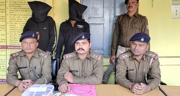 Jamshedpur-Police-Success : सिदगोड़ा पुलिस ने ट्यूब बारीडीह के एक घर में चोरी के दो आरोपियों को गिरफ्तार कर भेजा जेल, चोरी का माल बरामद Jamshedpur-Police-Success : सिदगोड़ा पुलिस ने ट्यूब बारीडीह के एक घर में चोरी के दो आरोपियों को गिरफ्तार कर भेजा जेल, चोरी का माल बरामद