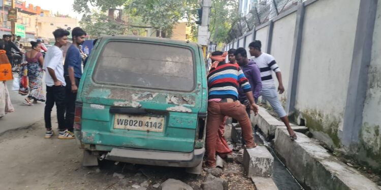 jamshedpur-big-news-जमशेदपुर कोर्ट के सामने बेकार पड़े मारुति वैन से मिली लाश, सनसनी