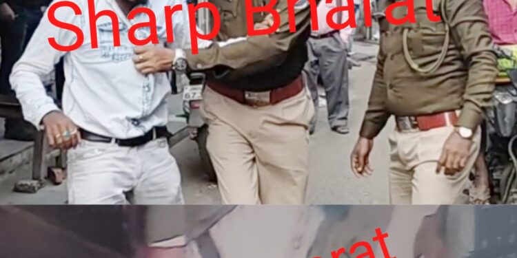 jamshedpur-jewellery-theft-साकची के ज्वेलरी दुकान में चोरी करते धराये दंपत्ति, पुलिस पकड़कर ले गयी, रास्ते से पुलिस की गिरफ्त से भागने की कोशिश, फिर से धराया, पुलिस कर रही पूछताछ, देखिये-video-सीसीटीवी में दिख रहा है चोरी की हरकत-देखिये-video, कैसे पकड़ा गया युवक