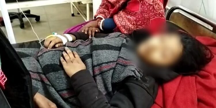 Deoghar Crime : देवघर में बाइक सवार युवकों ने नाबालिग को किया अगवा, फिर बेहोशी की हालत में रेलवे ट्रैक पर छोड़ा, किशोरी को होश आया तो क्या हुआ-पढ़ें Deoghar Crime : देवघर में बाइक सवार युवकों ने नाबालिग को किया अगवा, फिर बेहोशी की हालत में रेलवे ट्रैक पर छोड़ा, किशोरी को होश आया तो क्या हुआ-पढ़ें