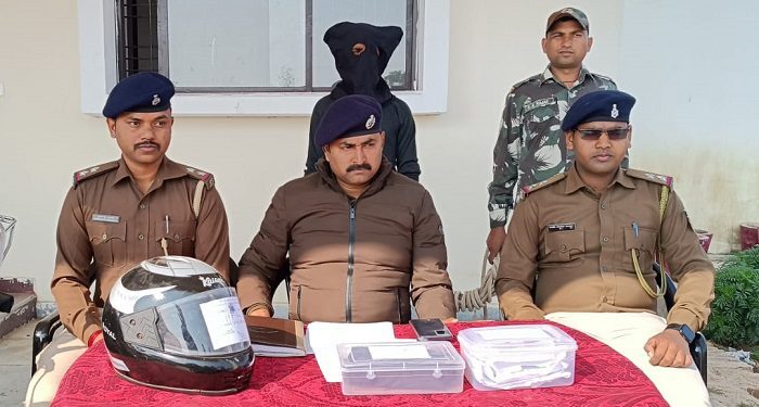 Garhwa Ramna Police Success : गढ़वा की रमना पुलिस ने किया भारत फाइनेंस के महिला कर्मी से लूटकांड मामले का खुलासा, एक आरोपी गिरफ्तार, एक की गिरफ्तारी के लिए छापामारी जारी,  बैग, मोटरसाइकिल समेत अन्य सामग्री बरामद