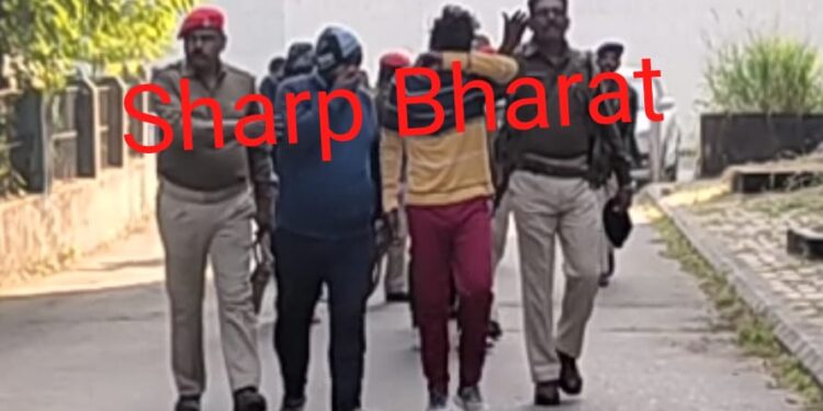 jamshedpur-criminals-बैंक ऑफ इंडिया की उलीडीह शाखा में सीबीआई अधिकारी बनकर लूट के मामले के पहली बार सारे 12 आरोपियों की कोर्ट में हुई पेशी, सुरक्षा के बंदोबस्त रहे jamshedpur-criminals-बैंक ऑफ इंडिया की उलीडीह शाखा में सीबीआई अधिकारी बनकर लूट के मामले के पहली बार सारे 12 आरोपियों की कोर्ट में हुई पेशी, सुरक्षा के बंदोबस्त रहे