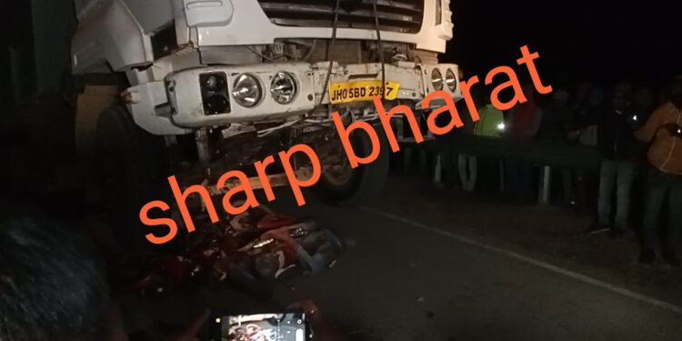 saraikela accident : राजनगर सड़क हादसा को लेकर 10 घंटे तक रहा सड़क जाम, इन मांगों पर सहमति के बाद हटा जाम saraikela accident : राजनगर सड़क हादसा को लेकर 10 घंटे तक रहा सड़क जाम, इन मांगों पर सहमति के बाद हटा जाम