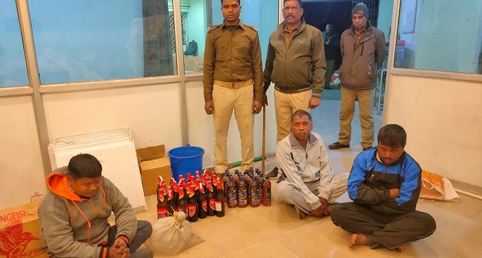 Jamshedpur excise department action : सीतारामडेरा में उत्पाद विभाग की छापामारी, अवैध शराब के साथ तीन लोग गिरफ्तार