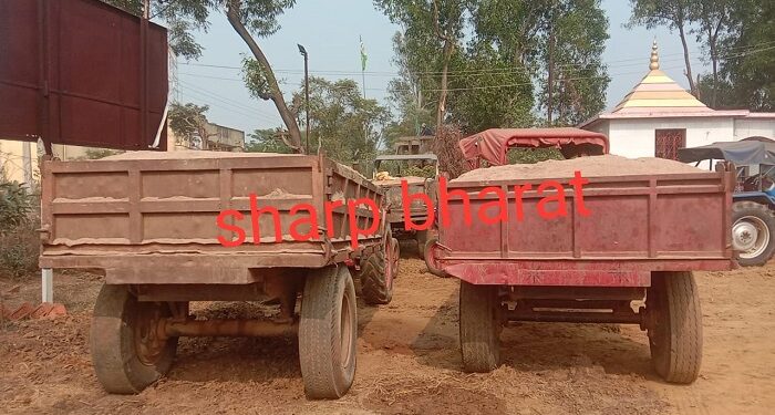Saraikela Tiruldih Police Action : तिरुलडीह में अवैध बालू लदा दो ट्रैक्टर जब्त, चालक फरार