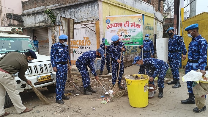 west sighbhum cleanliness campaign – चक्रधरपुर में पुलिस और रैपिड एक्शन फोर्स ने चलाया स्वच्छता अभियान, आम लोगों को किया जागरूक west sighbhum cleanliness campaign – चक्रधरपुर में पुलिस और रैपिड एक्शन फोर्स ने चलाया स्वच्छता अभियान, आम लोगों को किया जागरूक