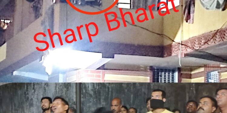 jamshedpur late night BIG NEWS – मानगो में महिला ने पति को घर में मार डाला, घर के चारो ओर दौड़ाई बिजली का करंट, खुद को घर पर कर लिया कैद, अब छत से पुलिस पर ही बोल रही हमला, देखिये-video jamshedpur late night BIG NEWS – मानगो में महिला ने पति को घर में मार डाला, घर के चारो ओर दौड़ाई बिजली का करंट, खुद को घर पर कर लिया कैद, अब छत से पुलिस पर ही बोल रही हमला, देखिये-video
