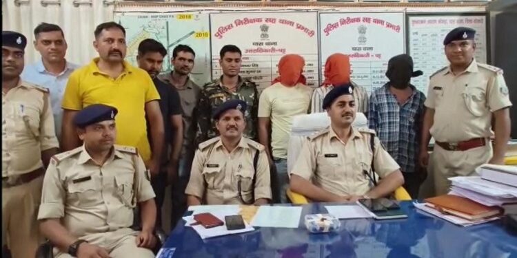 Jamshedpur drug peddlers : बोकारो में नशे के सौदागर समेत चार लोगों को पुलिस ने किया गिरफ्तार Jamshedpur drug peddlers : बोकारो में नशे के सौदागर समेत चार लोगों को पुलिस ने किया गिरफ्तार