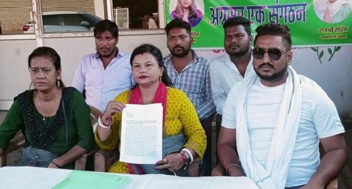 Adityapur durga soren sena : दुर्गा सोरेन सेना की नेता सुमित्रा पंडा ने एसपी से लगाई न्याय की गुहार, वन भूमि के अतिक्रमण का विरोध किये जाने को लेकर बताया है जान को खतरा Adityapur durga soren sena : दुर्गा सोरेन सेना की नेता सुमित्रा पंडा ने एसपी से लगाई न्याय की गुहार, वन भूमि के अतिक्रमण का विरोध किये जाने को लेकर बताया है जान को खतरा