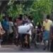 jamshedpur accident – बहरागोड़ा में चावल लदा ट्रक मिट्टी में चक्का फंसा, कई बोरी चावल ले भागे लोग