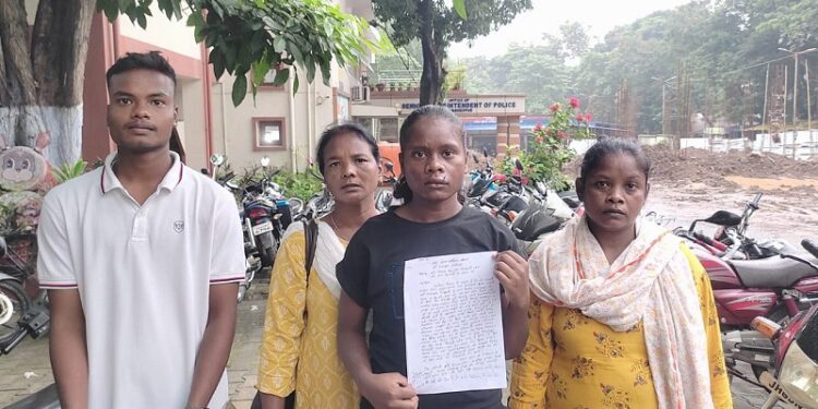 Jamshedpur kadma demolition drive : सीएम की खतियानी यात्रा से पूर्व कदमा में दौड़ा प्रशासन का बुलडोजर, प्रशासन ने हटवाईं रंकिणी मंदिर से उलियान चौक तक की झोपड़ीनुमा दुकानें