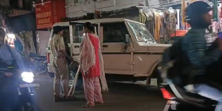 Jamshedpur administration raid : जुगसलाई बाजार में एसडीओ का छापा, दो ट्रक पटाखा जब्त