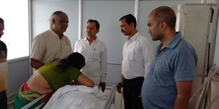 Adityapur drowning : आरआइटी में नदी में सफाई करने उतरा बीबीए का छात्र डूबा, थानेदार खुद गाड़ी से लेकर युवक को अस्पताल लेकर पहुंचे, पर नहीं बच पायी जान Adityapur drowning : आरआइटी में नदी में सफाई करने उतरा बीबीए का छात्र डूबा, थानेदार खुद गाड़ी से लेकर युवक को अस्पताल लेकर पहुंचे, पर नहीं बच पायी जान