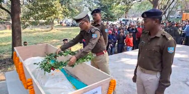 Jamshedpur Police salutes police jawan : मानगो में शहीद हुए जवान को कोल्हान डीआईजी सहित तमाम पुलिस एवं प्रशासनिक ने दी अंतिम विदाई, नम आंखों से पत्नी को सौंपा गया राष्ट्रीय ध्वज, देखिये – video, पुलिस मेंस एसोसिएशन ने कहा – अपराधियों का एनकाउंटर जरूरी